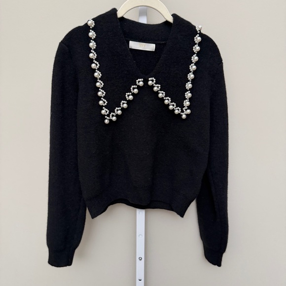Elegant Black Sweater with Pearl Detailing - Picture 2 of 5